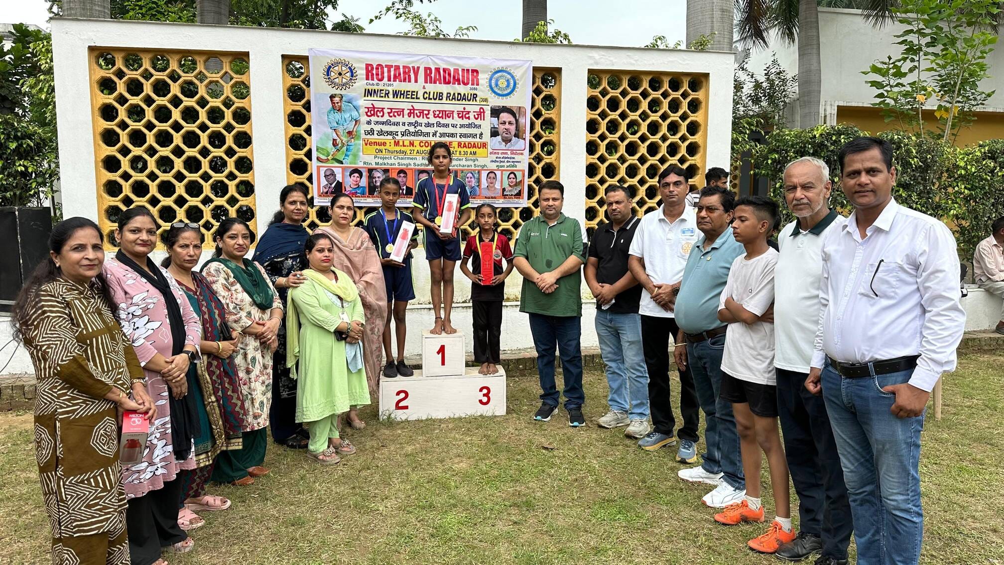 दौड़ प्रतियोगिता में हिस्सा लेती प्रतिभागी। आयोजक दौड़ प्रतियोगिता में हिस्सा लेती प्रतिभागी। आयोजक