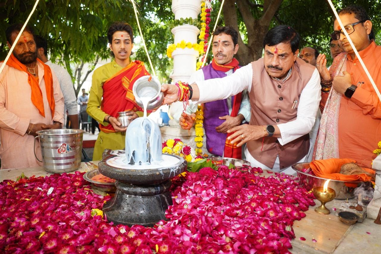 उज्जैन पहुँचे मुख्यमंत्री डॉ. मोहन यादव सफाई मित्र बहनों के साथ मनाया रक्षाबंधन पर्व उज्जैन पहुँचे मुख्यमंत्री डॉ. मोहन यादव सफाई मित्र बहनों के साथ मनाया रक्षाबंधन पर्व