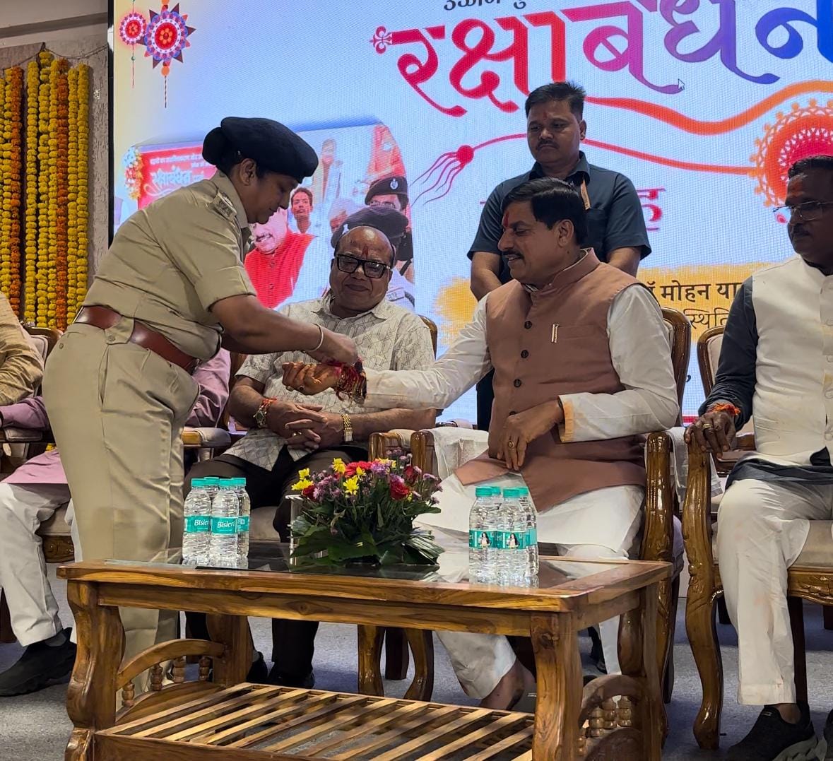 उज्जैन पहुंचे मुख्यमंत्री: सीएम यादव ने सफाई मित्र बहनों के साथ मनाया रक्षाबंधन, पुष्पवर्षा कर दिया सम्मान उज्जैन पहुंचे मुख्यमंत्री: सीएम यादव ने सफाई मित्र बहनों के साथ मनाया रक्षाबंधन, पुष्पवर्षा कर दिया सम्मान
