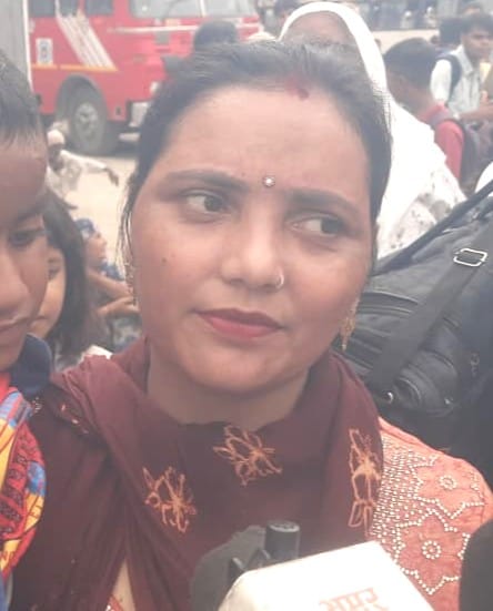 यमुनानगर में बस में चढ़ने के लिए धक्का मुक्की करते लोग। संवाद