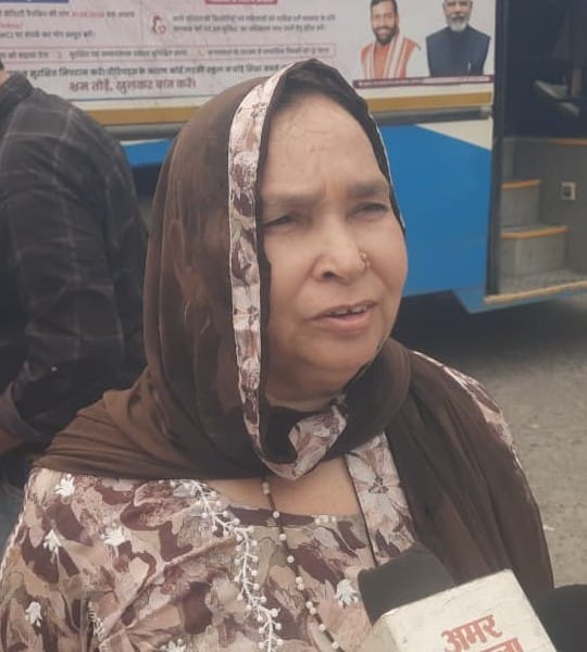 यमुनानगर में बस में चढ़ने के लिए धक्का मुक्की करते लोग। संवाद