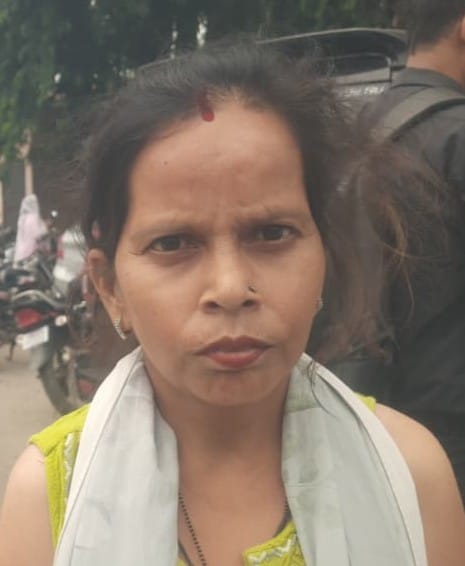 यमुनानगर में बस में चढ़ने के लिए धक्का मुक्की करते लोग। संवाद