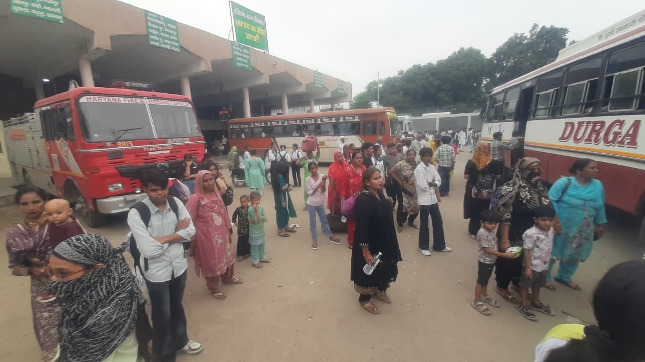 यमुनानगर में बस में चढ़ने के लिए धक्का मुक्की करते लोग। संवाद