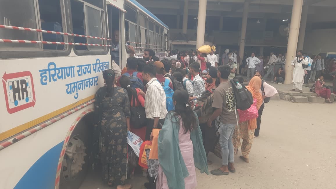 यमुनानगर में बस में चढ़ने के लिए धक्का मुक्की करते लोग। संवाद