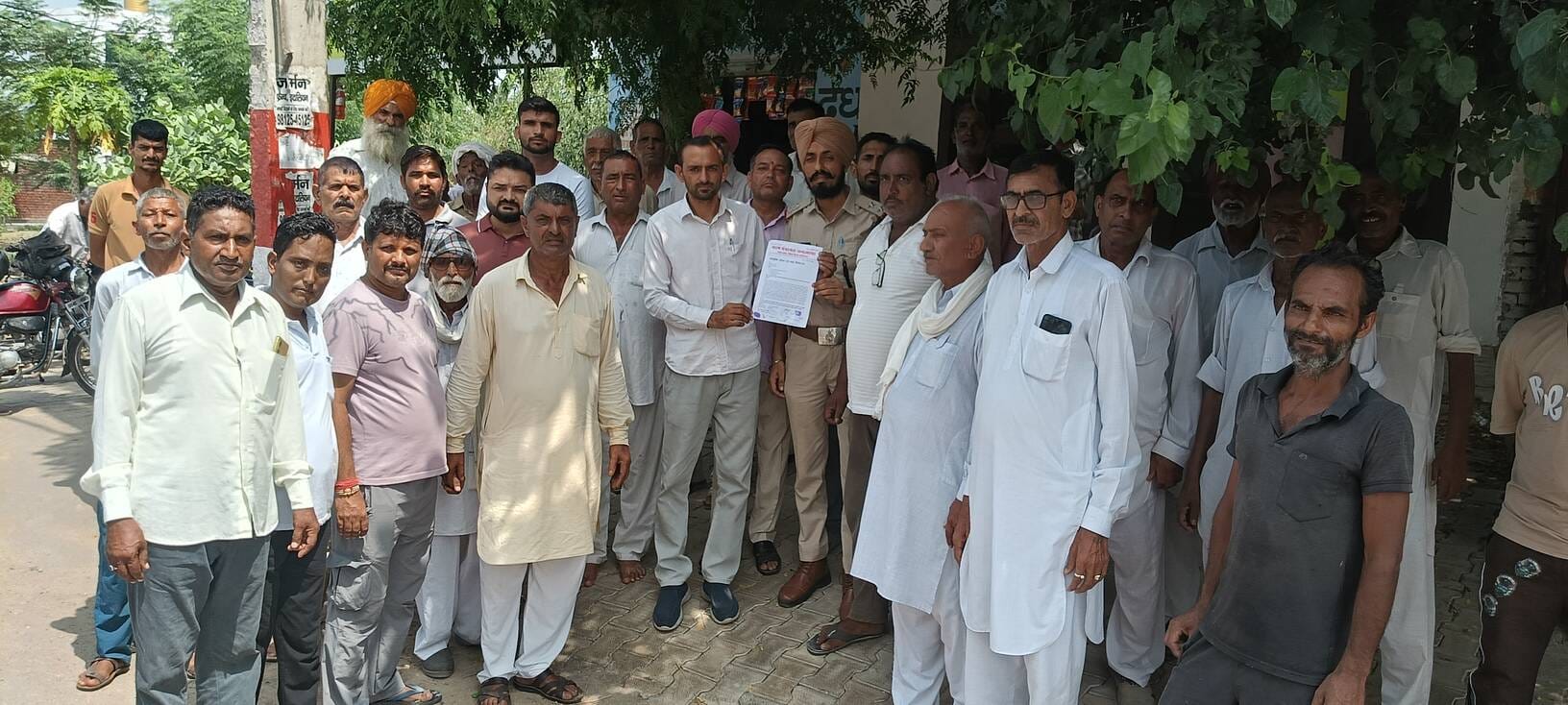 28 ढांड 01 चंदलाना में सीवरेज पाइपलाइन के विरोध में सरकार व प्रशासन के खिलाफ नारेबाजी करते ग्रा 28 ढांड 01 चंदलाना में सीवरेज पाइपलाइन के विरोध में सरकार व प्रशासन के खिलाफ नारेबाजी करते ग्रा