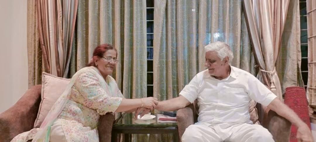 28jjrp10- एक बहन अपने भाई को तिलक करते हुए। स्वयं 28jjrp10- एक बहन अपने भाई को तिलक करते हुए। स्वयं