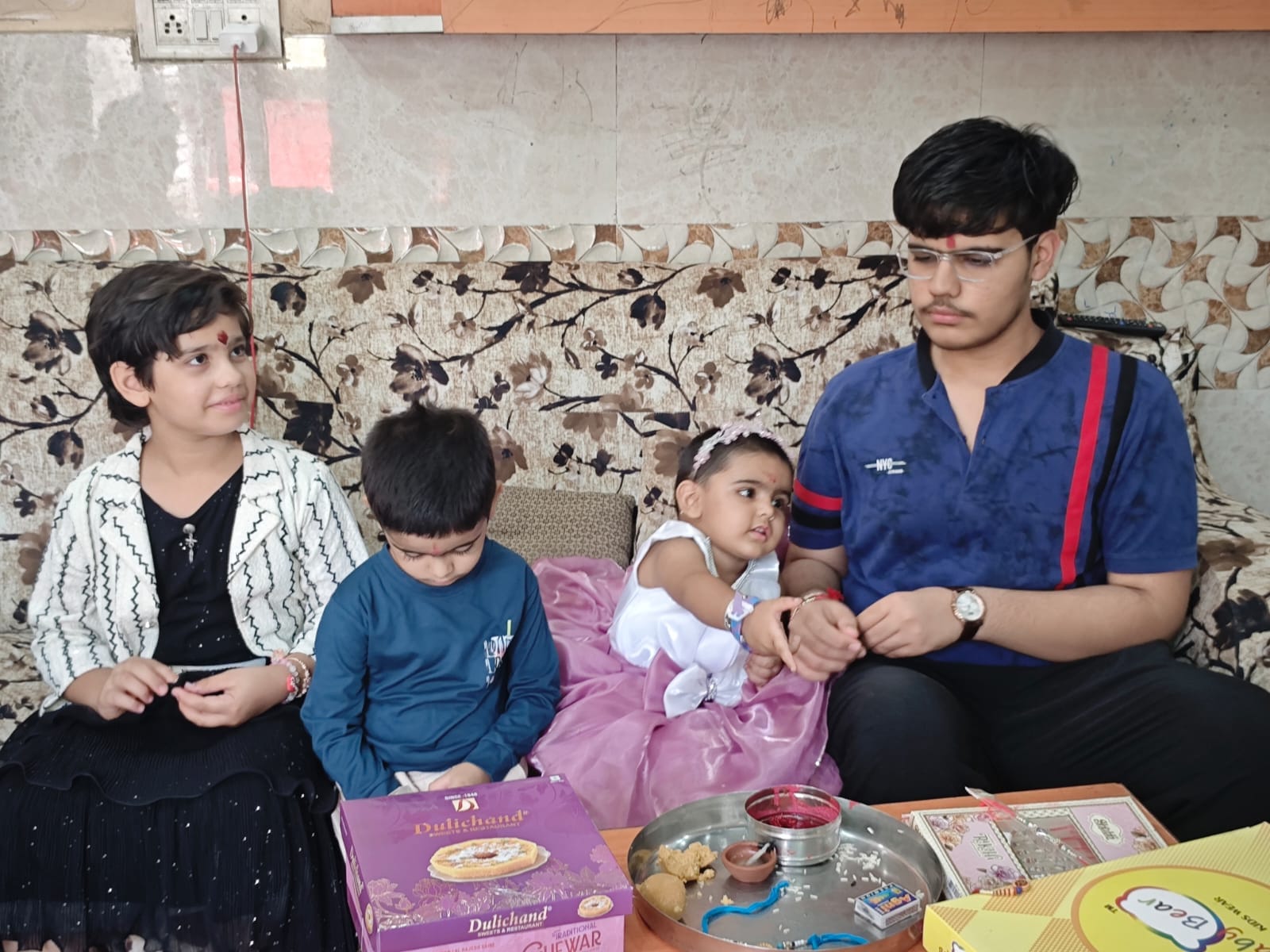 28jjrp10- एक बहन अपने भाई को तिलक करते हुए। स्वयं 28jjrp10- एक बहन अपने भाई को तिलक करते हुए। स्वयं