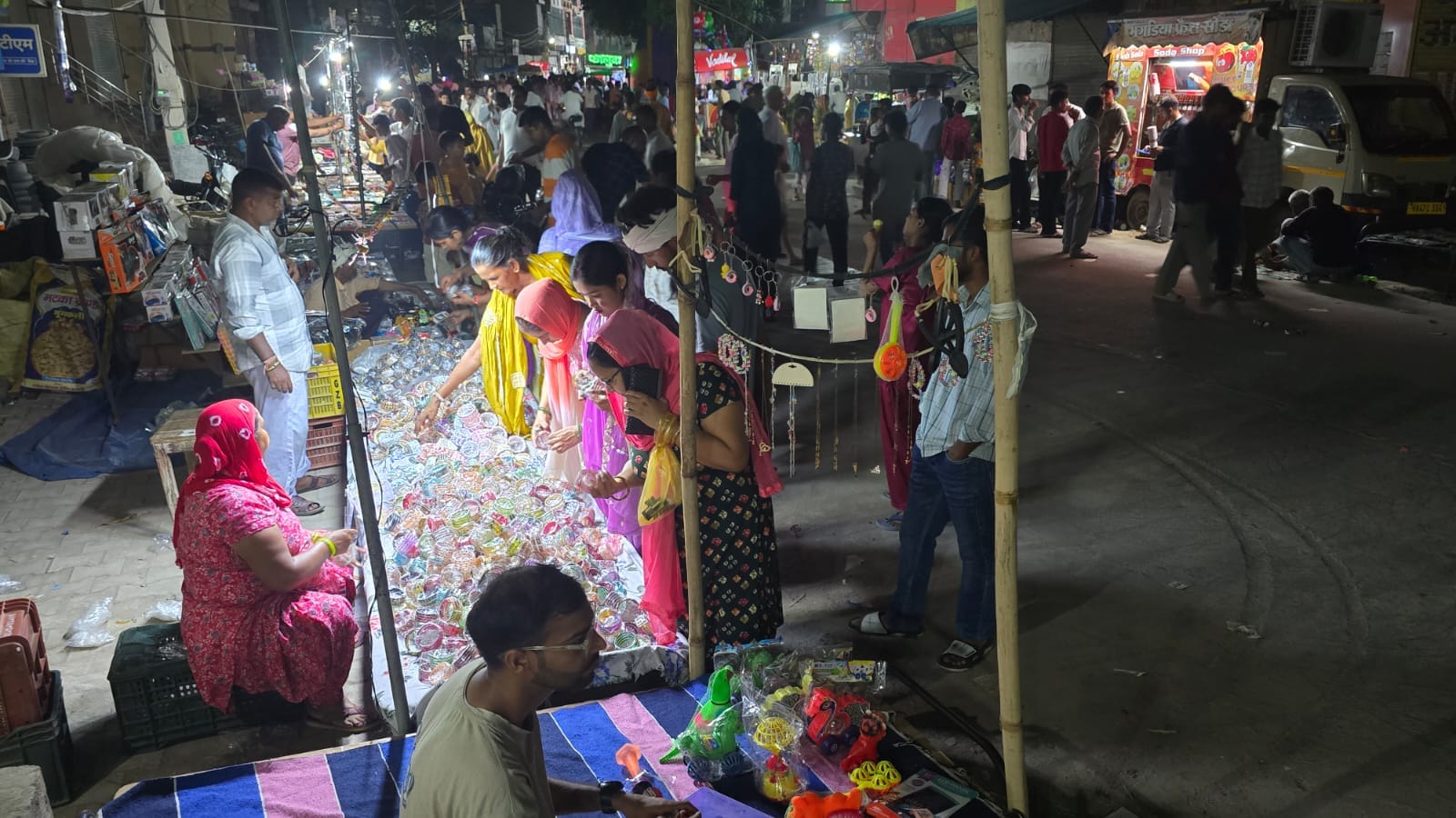 28jjrp13- झज्जर। रोडवेज बस का इंतजार करती महिलाएं। संवाद 28jjrp13- झज्जर। रोडवेज बस का इंतजार करती महिलाएं। संवाद