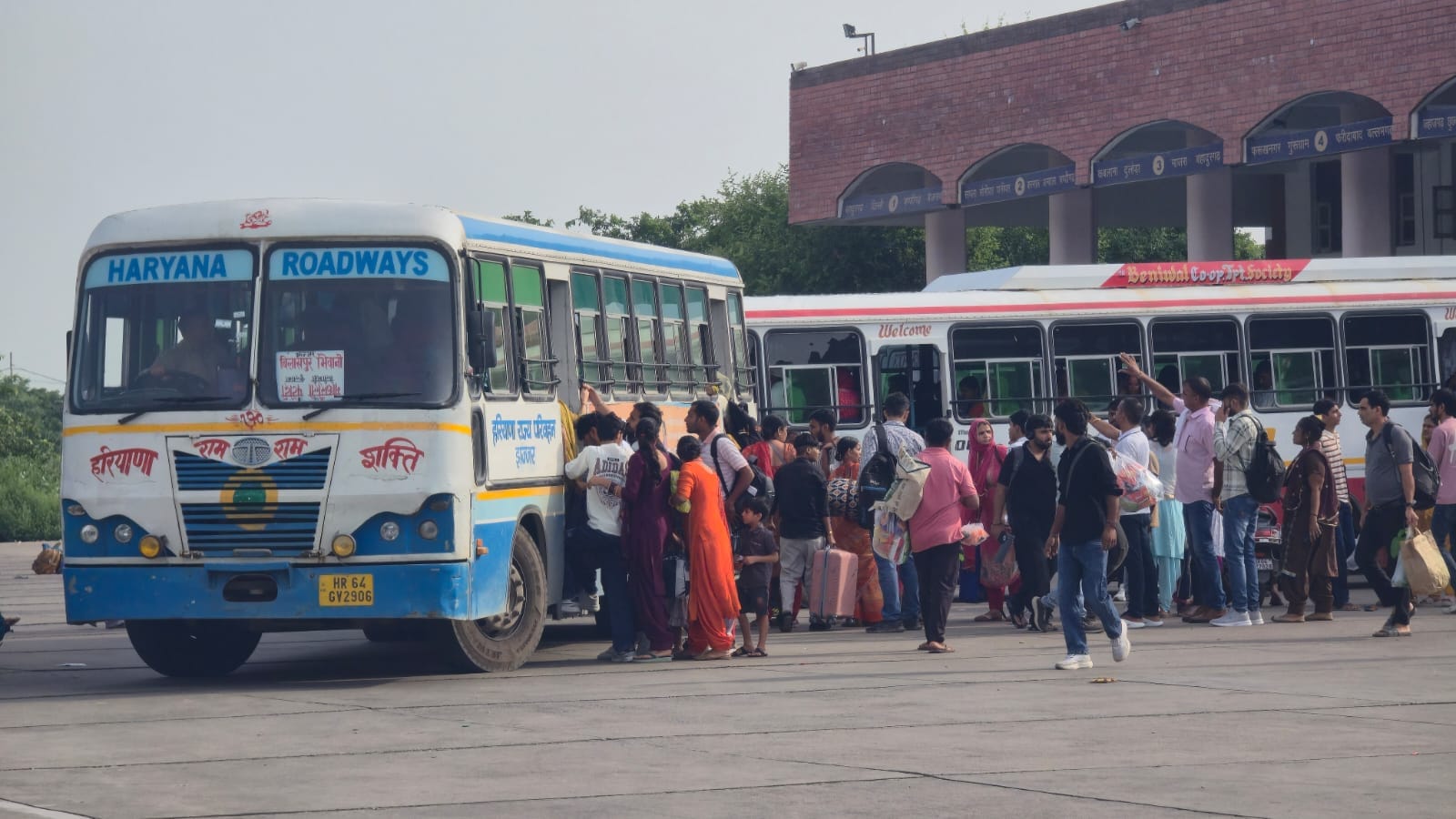 28jjrp13- झज्जर। रोडवेज बस का इंतजार करती महिलाएं। संवाद 28jjrp13- झज्जर। रोडवेज बस का इंतजार करती महिलाएं। संवाद