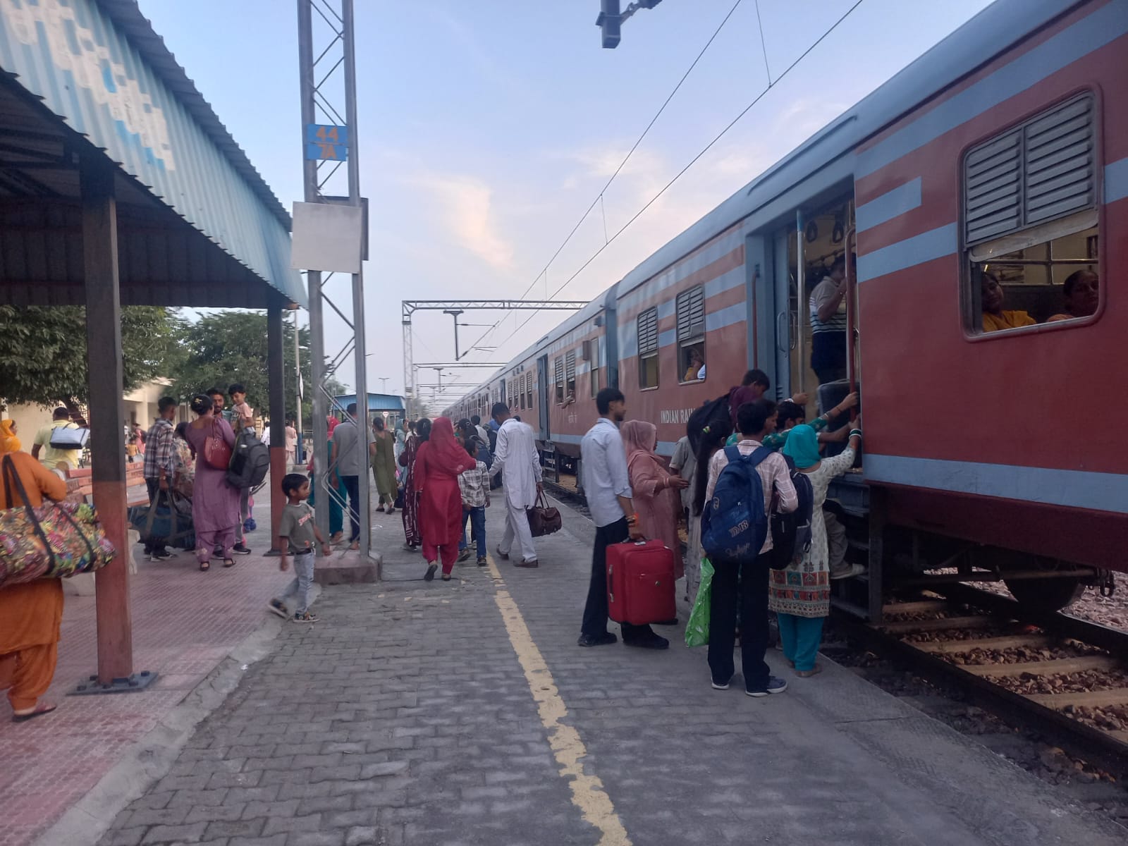 28jjrp13- झज्जर। रोडवेज बस का इंतजार करती महिलाएं। संवाद 28jjrp13- झज्जर। रोडवेज बस का इंतजार करती महिलाएं। संवाद