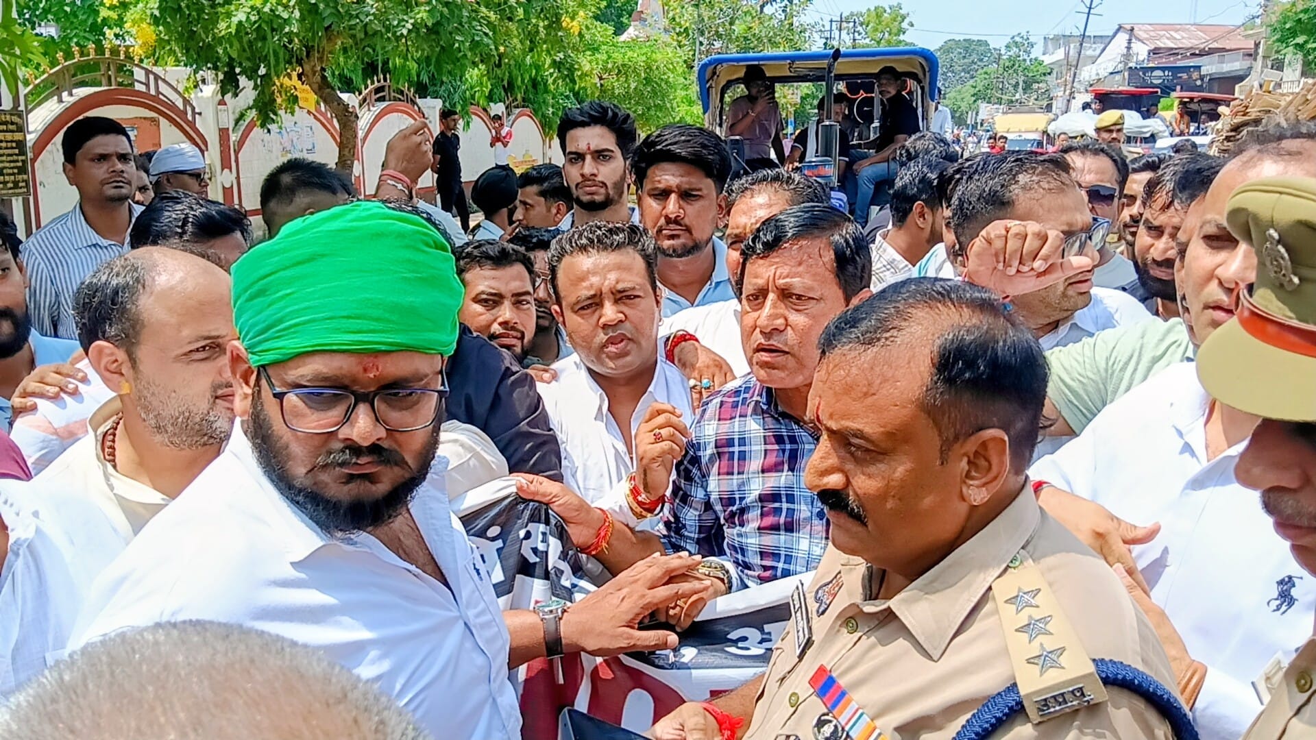 आरक्षण व्यवस्थाओं में सुधार और यूजीसी नियमों के विरोध में उत्सव मंडप से शुरु हुई पैदल यात्रा । आरक्षण व्यवस्थाओं में सुधार और यूजीसी नियमों के विरोध में उत्सव मंडप से शुरु हुई पैदल यात्रा ।