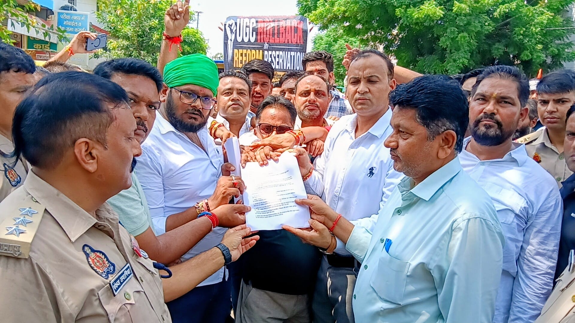 आरक्षण व्यवस्थाओं में सुधार और यूजीसी नियमों के विरोध में उत्सव मंडप से शुरु हुई पैदल यात्रा । आरक्षण व्यवस्थाओं में सुधार और यूजीसी नियमों के विरोध में उत्सव मंडप से शुरु हुई पैदल यात्रा ।