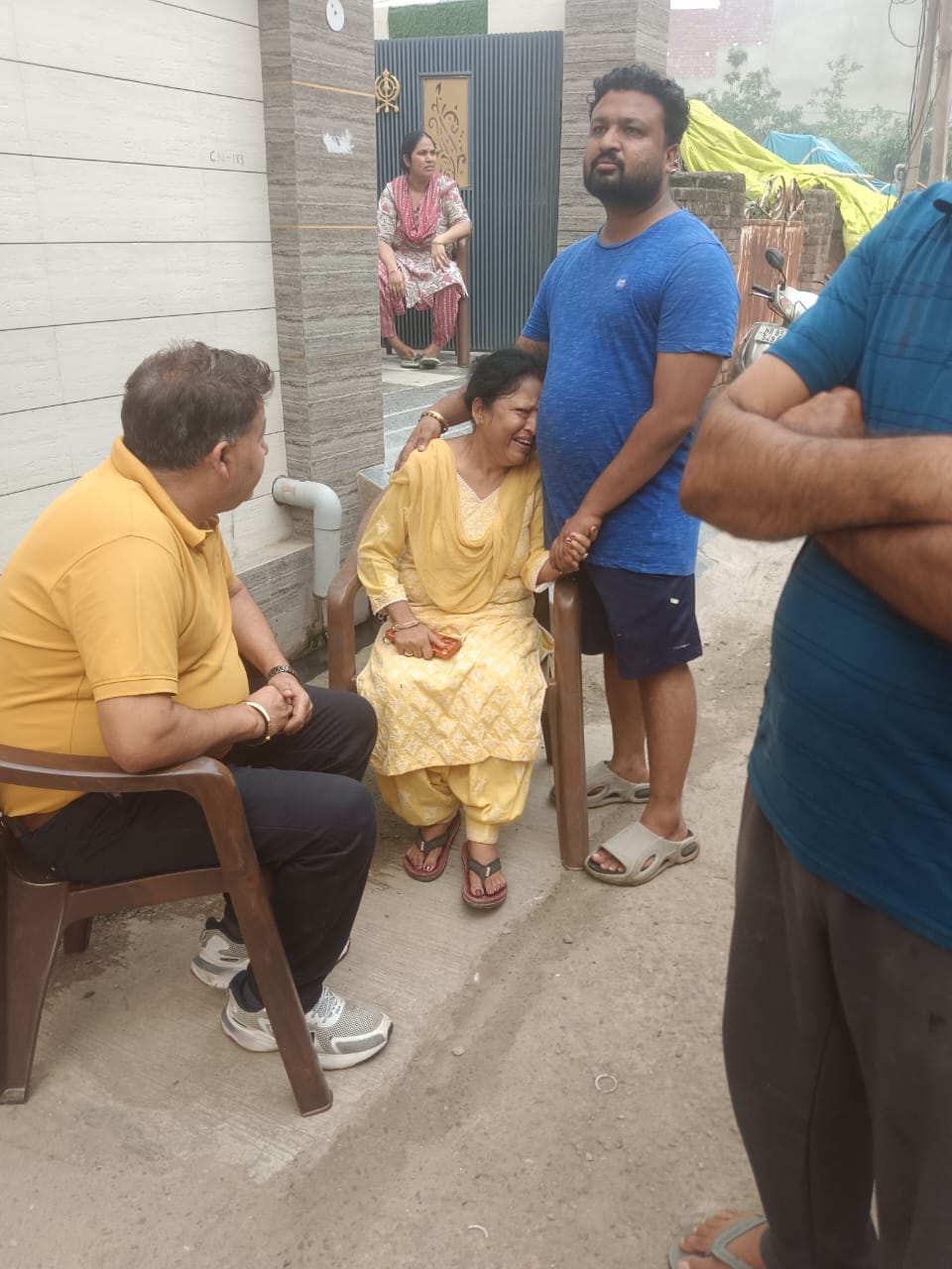 अंबाला कैंट आजाद नगर की फैक्टरी से उठी लपटों पर काबू पाते हुए दमकल कर्मी: सोशल मीडिया अंबाला कैंट आजाद नगर की फैक्टरी से उठी लपटों पर काबू पाते हुए दमकल कर्मी: सोशल मीडिया