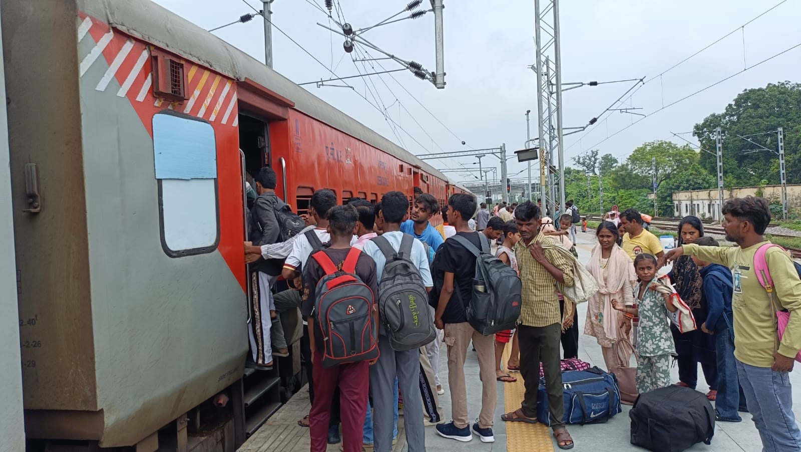 अकबरपुर रोडवेज बस स्टैंड के निकट बस में चढ़तीं सवारियां। संवाद अकबरपुर रोडवेज बस स्टैंड के निकट बस में चढ़तीं सवारियां। संवाद