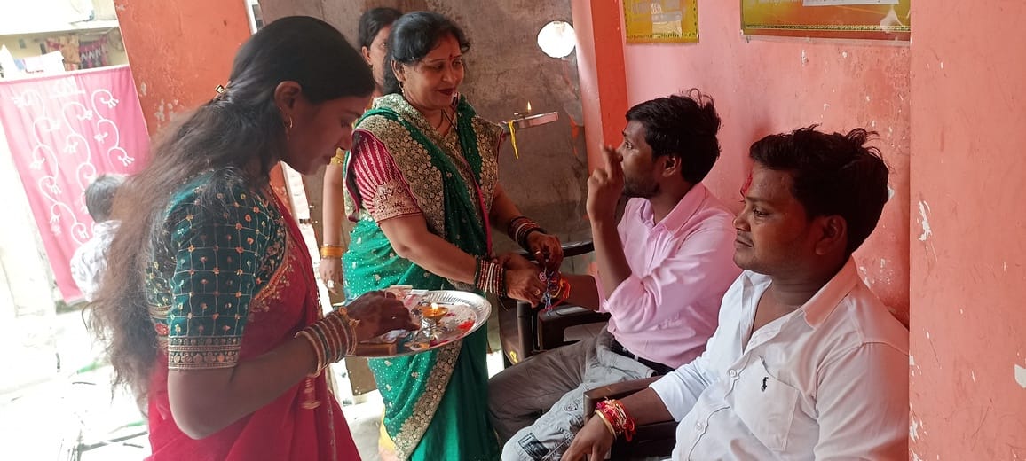 अपने छोटे भाई की कलाई में राखी बनातीं बहन पल्लवी व सानवी। संवाद अपने छोटे भाई की कलाई में राखी बनातीं बहन पल्लवी व सानवी। संवाद