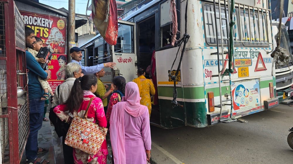 अवाहदेवी-हमीरपुर रूट पर सरकारी बस में सफर करती महिलाएं। संवाद अवाहदेवी-हमीरपुर रूट पर सरकारी बस में सफर करती महिलाएं। संवाद