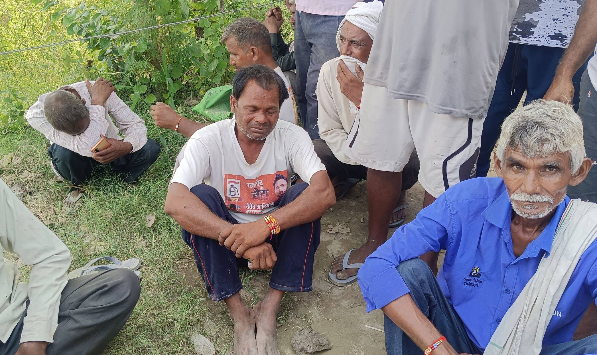बेगा घाट पर नाव से सत्यम व शिवम को तलाशत करती एनडीआरएफ। संवाद बेगा घाट पर नाव से सत्यम व शिवम को तलाशत करती एनडीआरएफ। संवाद