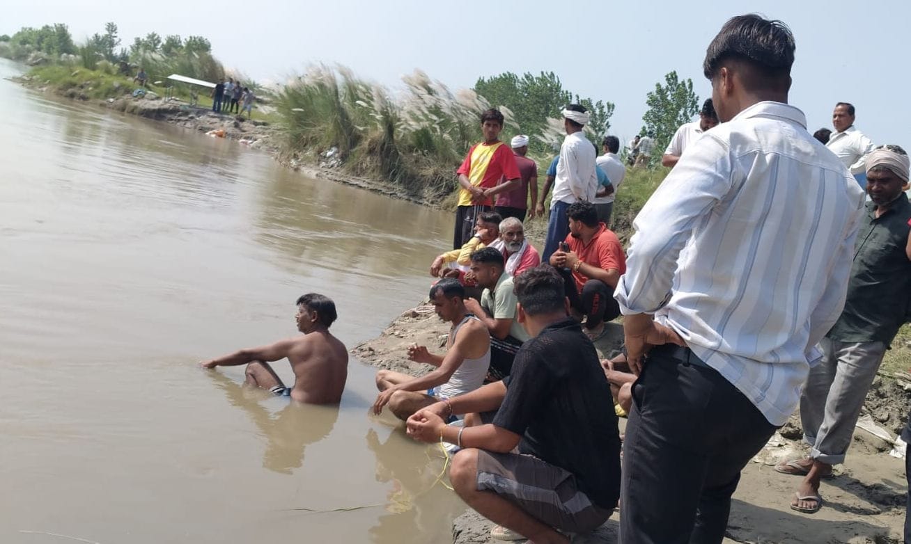 बेगा घाट पर नाव से सत्यम व शिवम को तलाशत करती एनडीआरएफ। संवाद बेगा घाट पर नाव से सत्यम व शिवम को तलाशत करती एनडीआरएफ। संवाद