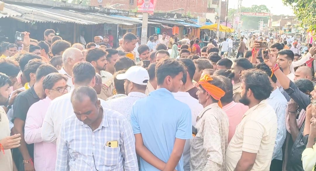 बहन के घर राखी बंधवाने से पहले किसान रमेश तिवारी ने यह फोटो अपने बेटे और पौत्र के साथ खिंचवाई थ बहन के घर राखी बंधवाने से पहले किसान रमेश तिवारी ने यह फोटो अपने बेटे और पौत्र के साथ खिंचवाई थ