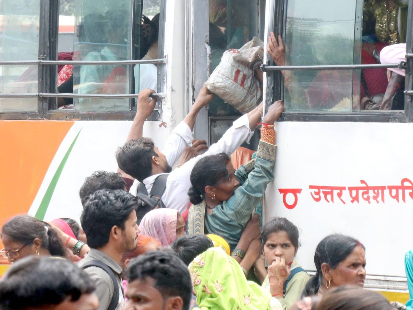 बिजनौर में रक्षा बंधन पर रोडवेज परिसर में यात्रियों की उमड़ी भारी भीड़। संवाद बिजनौर में रक्षा बंधन पर रोडवेज परिसर में यात्रियों की उमड़ी भारी भीड़। संवाद