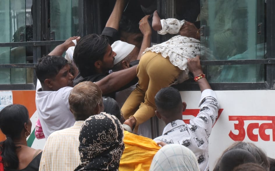 बिजनौर में रक्षा बंधन पर रोडवेज परिसर में यात्रियों की उमड़ी भारी भीड़। संवाद बिजनौर में रक्षा बंधन पर रोडवेज परिसर में यात्रियों की उमड़ी भारी भीड़। संवाद
