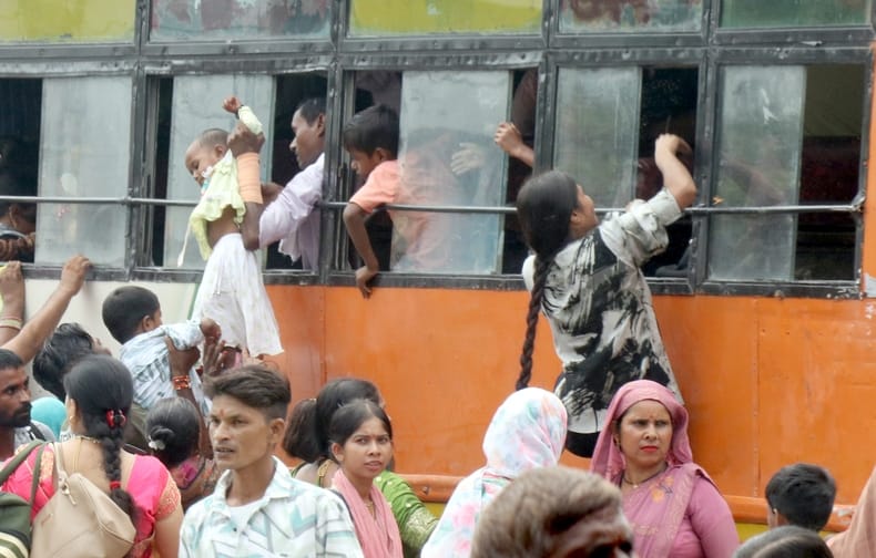 बिजनौर में रक्षा बंधन पर रोडवेज परिसर में यात्रियों की उमड़ी भारी भीड़। संवाद बिजनौर में रक्षा बंधन पर रोडवेज परिसर में यात्रियों की उमड़ी भारी भीड़। संवाद