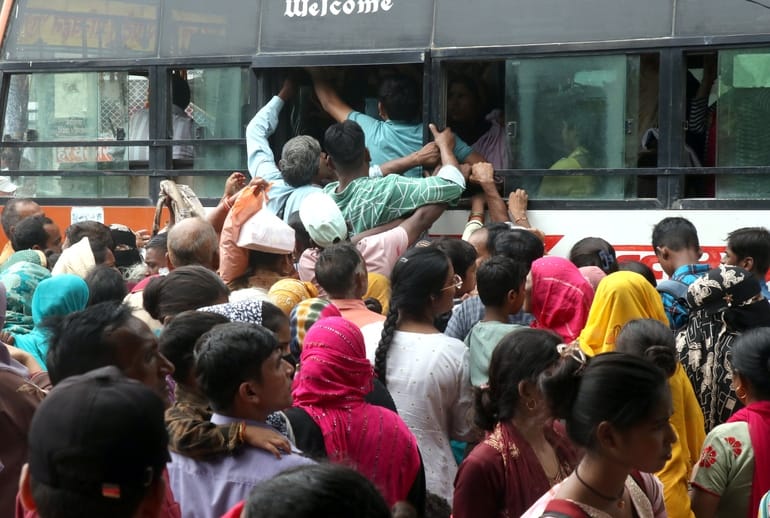 बिजनौर में रक्षा बंधन पर रोडवेज परिसर में यात्रियों की उमड़ी भारी भीड़। संवाद बिजनौर में रक्षा बंधन पर रोडवेज परिसर में यात्रियों की उमड़ी भारी भीड़। संवाद