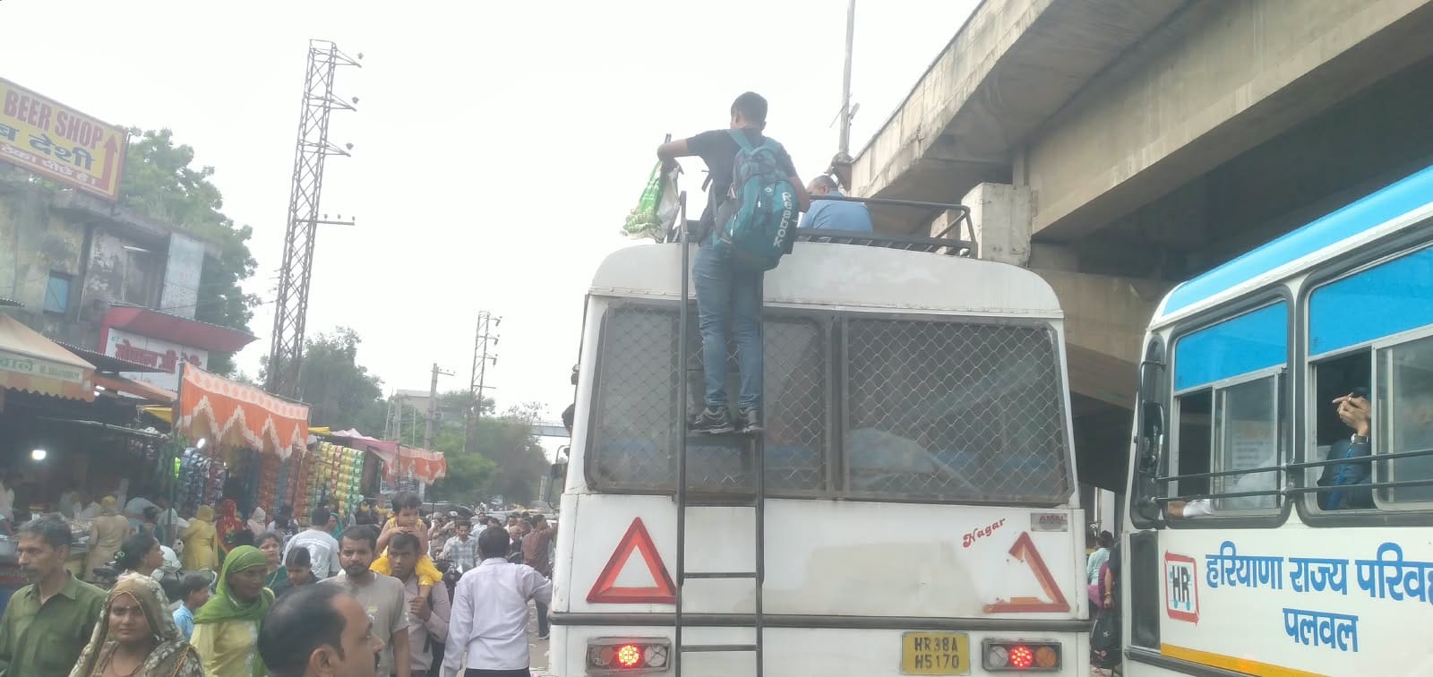 बस में चढ़ने के लिए धक्का-मुक्की करते यात्री। स्त्रोत- अमर उजाला। बस में चढ़ने के लिए धक्का-मुक्की करते यात्री। स्त्रोत- अमर उजाला।