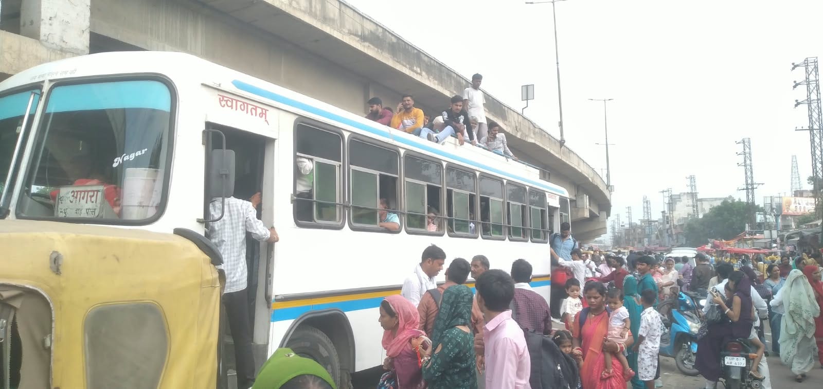 बस में चढ़ने के लिए धक्का-मुक्की करते यात्री। स्त्रोत- अमर उजाला। बस में चढ़ने के लिए धक्का-मुक्की करते यात्री। स्त्रोत- अमर उजाला।