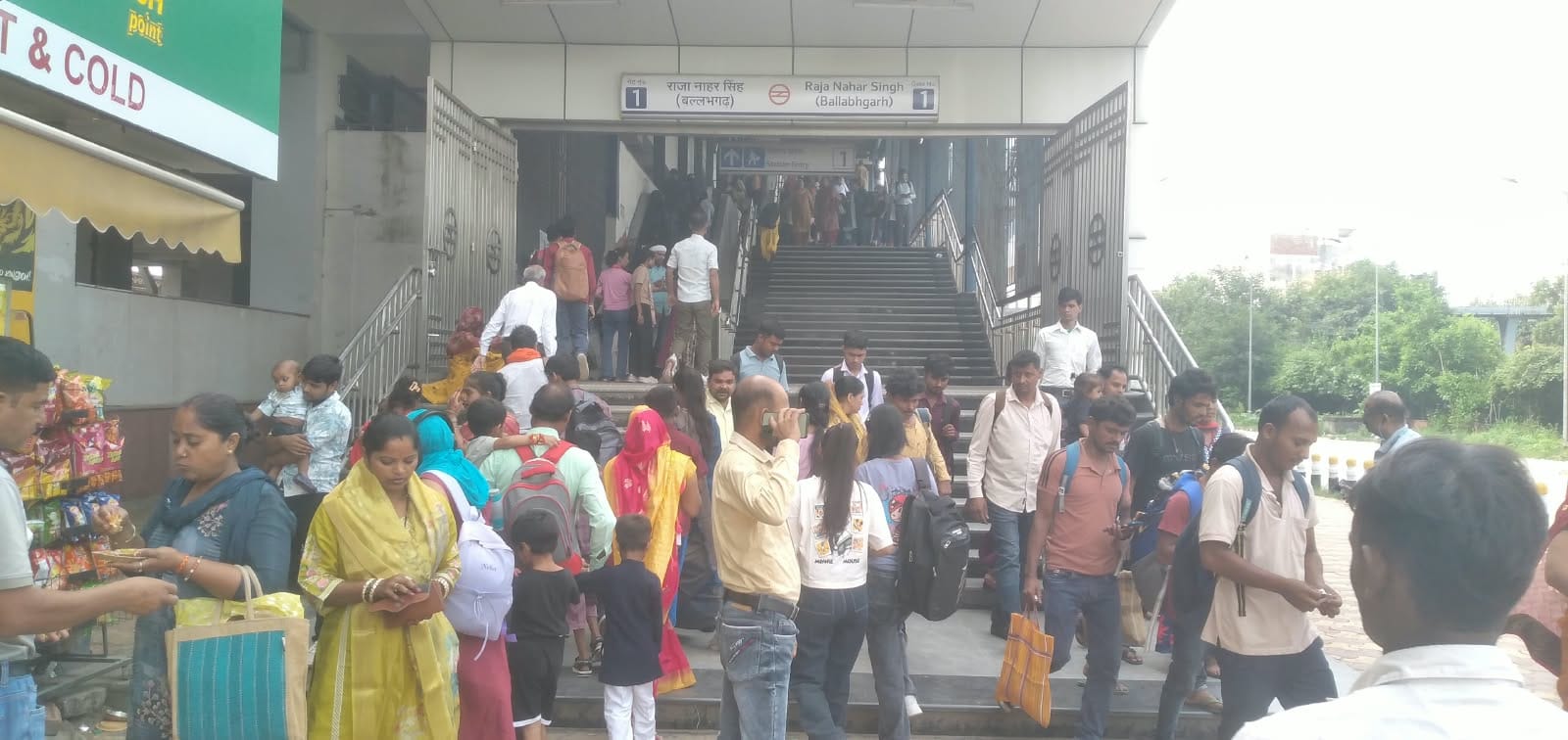 बस में चढ़ने के लिए धक्का-मुक्की करते यात्री। स्त्रोत- अमर उजाला। बस में चढ़ने के लिए धक्का-मुक्की करते यात्री। स्त्रोत- अमर उजाला।