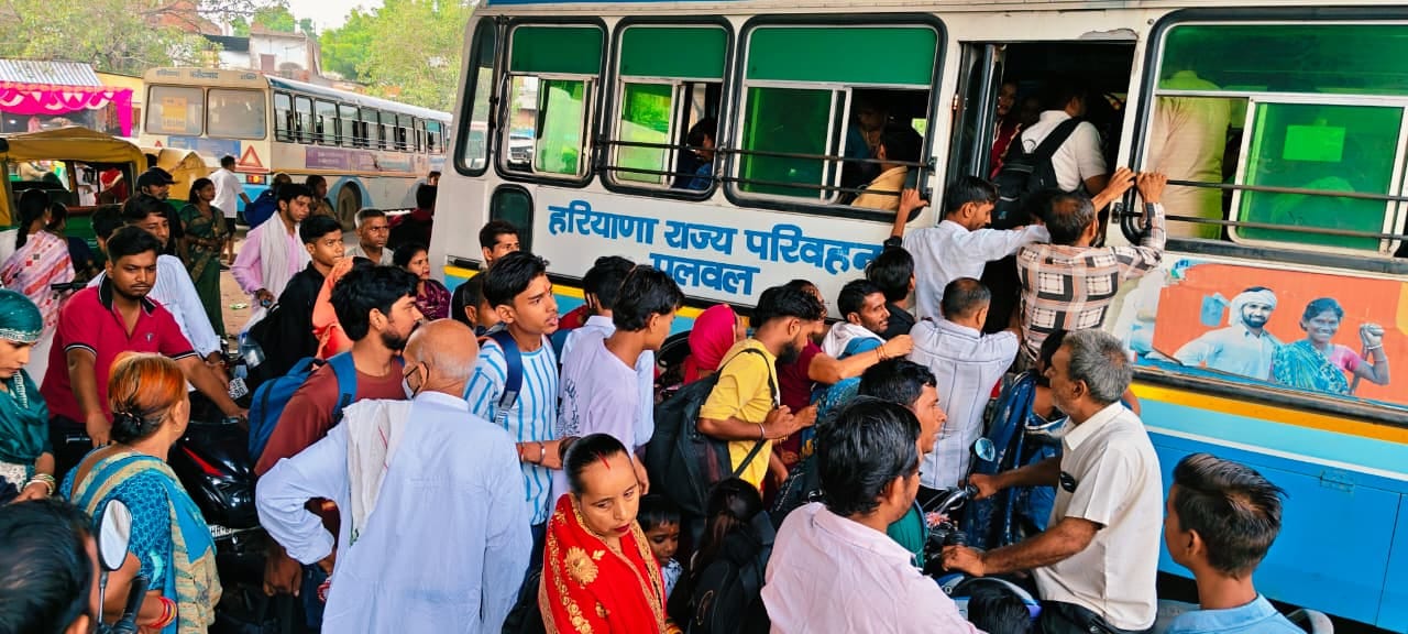 बस में चढ़ने के लिए धक्का-मुक्की करते यात्री। स्त्रोत- अमर उजाला। बस में चढ़ने के लिए धक्का-मुक्की करते यात्री। स्त्रोत- अमर उजाला।