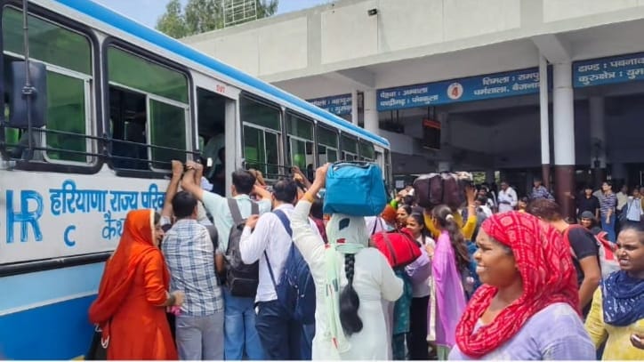 बस में चढ़ते समय धक्का मुक्की करते हुए यात्री। संवाद बस में चढ़ते समय धक्का मुक्की करते हुए यात्री। संवाद