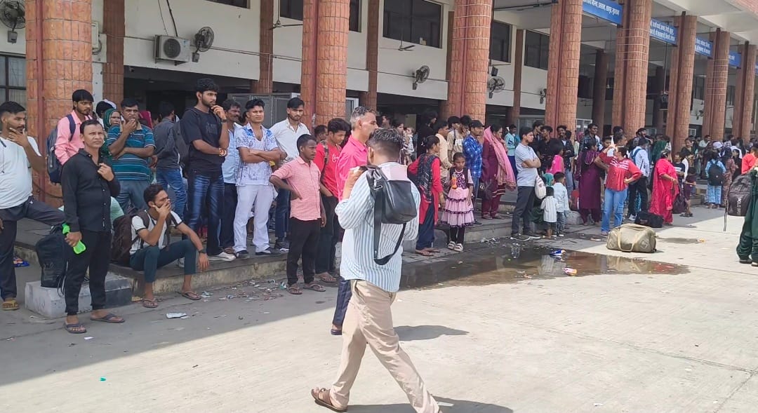 बस स्टैंड पर भीड़ के दौरान बस में चढ़ने के लिए धक्का मुक्की करते यात्री। संवाद बस स्टैंड पर भीड़ के दौरान बस में चढ़ने के लिए धक्का मुक्की करते यात्री। संवाद
