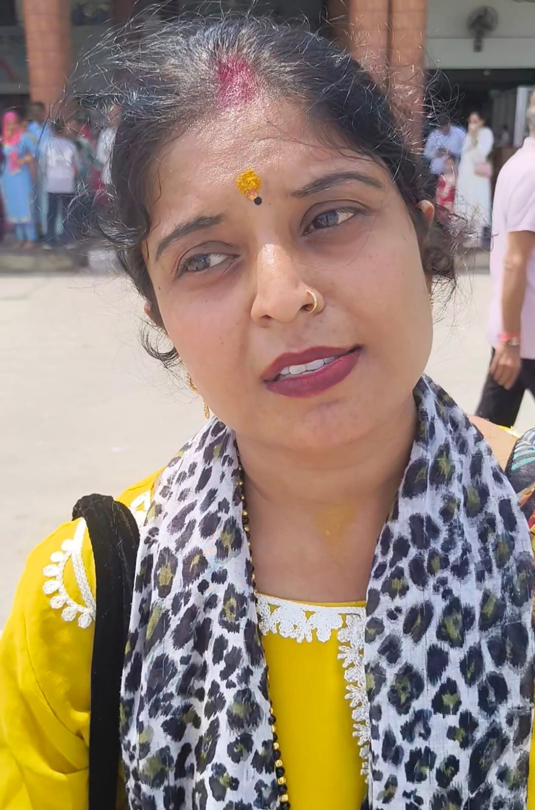 बस स्टैंड पर भीड़ के दौरान बस में चढ़ने के लिए धक्का मुक्की करते यात्री। संवाद बस स्टैंड पर भीड़ के दौरान बस में चढ़ने के लिए धक्का मुक्की करते यात्री। संवाद