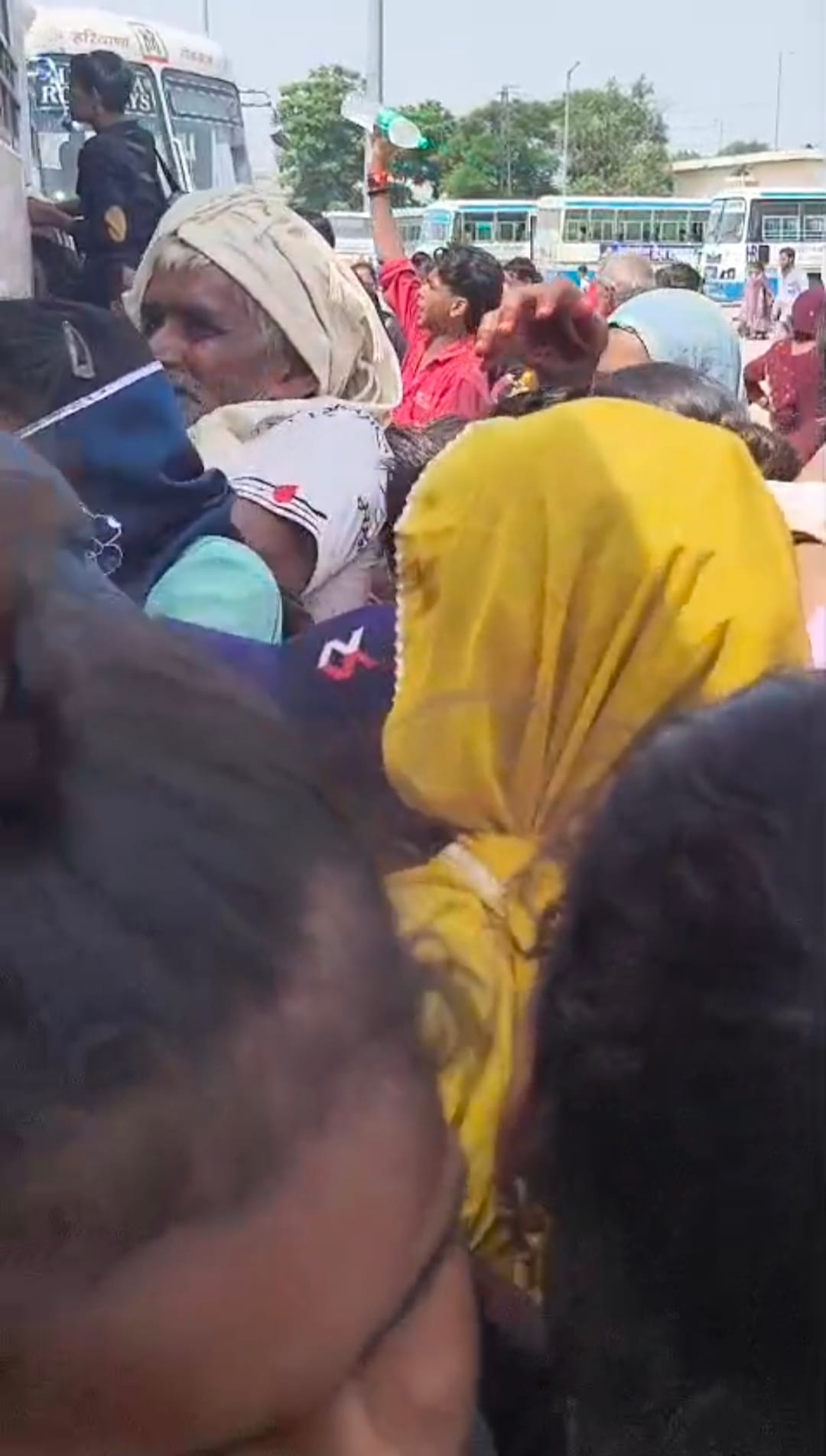 बस स्टैंड पर भीड़ के दौरान बस में चढ़ने के लिए धक्का मुक्की करते यात्री। संवाद बस स्टैंड पर भीड़ के दौरान बस में चढ़ने के लिए धक्का मुक्की करते यात्री। संवाद
