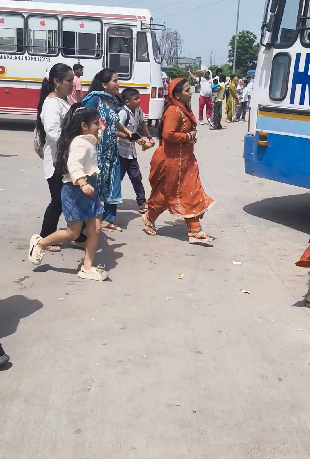 बस स्टैंड पर भीड़ के दौरान बस में चढ़ने के लिए धक्का मुक्की करते यात्री। संवाद बस स्टैंड पर भीड़ के दौरान बस में चढ़ने के लिए धक्का मुक्की करते यात्री। संवाद