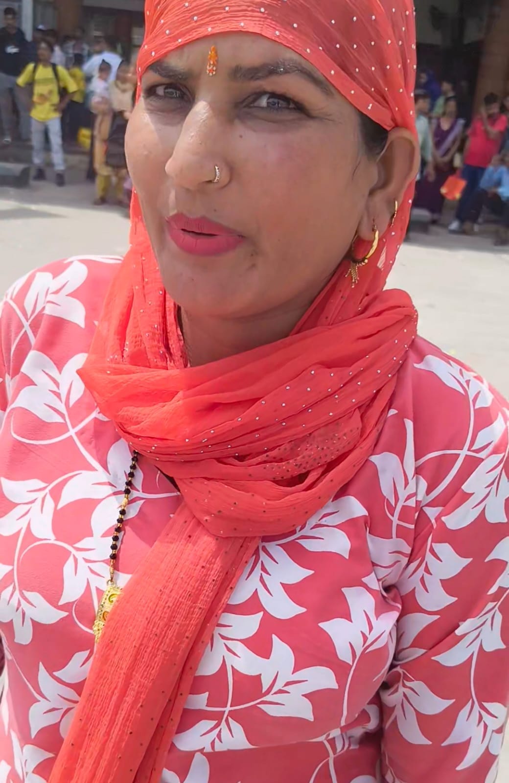 बस स्टैंड पर भीड़ के दौरान बस में चढ़ने के लिए धक्का मुक्की करते यात्री। संवाद बस स्टैंड पर भीड़ के दौरान बस में चढ़ने के लिए धक्का मुक्की करते यात्री। संवाद