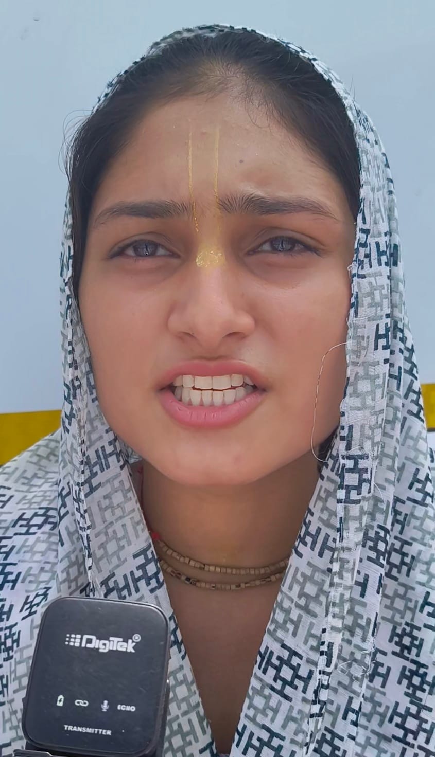 बस स्टैंड पर भीड़ के दौरान बस में चढ़ने के लिए धक्का मुक्की करते यात्री। संवाद बस स्टैंड पर भीड़ के दौरान बस में चढ़ने के लिए धक्का मुक्की करते यात्री। संवाद