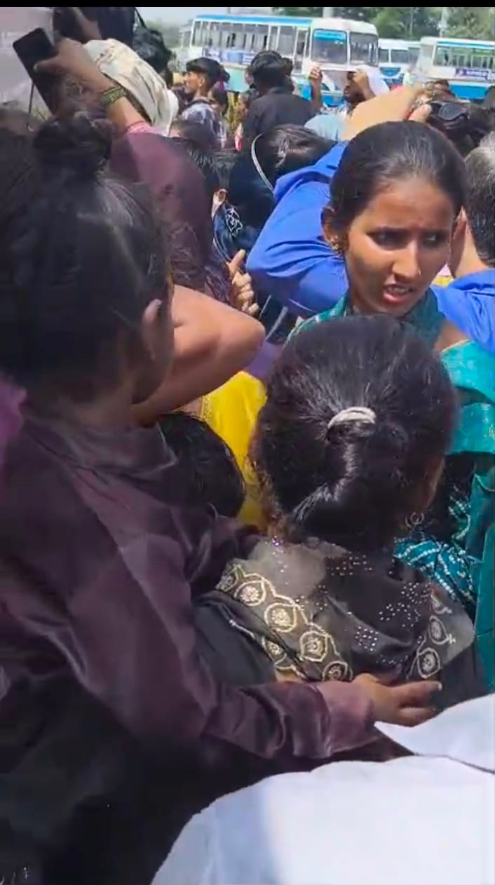 बस स्टैंड पर भीड़ के दौरान बस में चढ़ने के लिए धक्का मुक्की करते यात्री। संवाद बस स्टैंड पर भीड़ के दौरान बस में चढ़ने के लिए धक्का मुक्की करते यात्री। संवाद