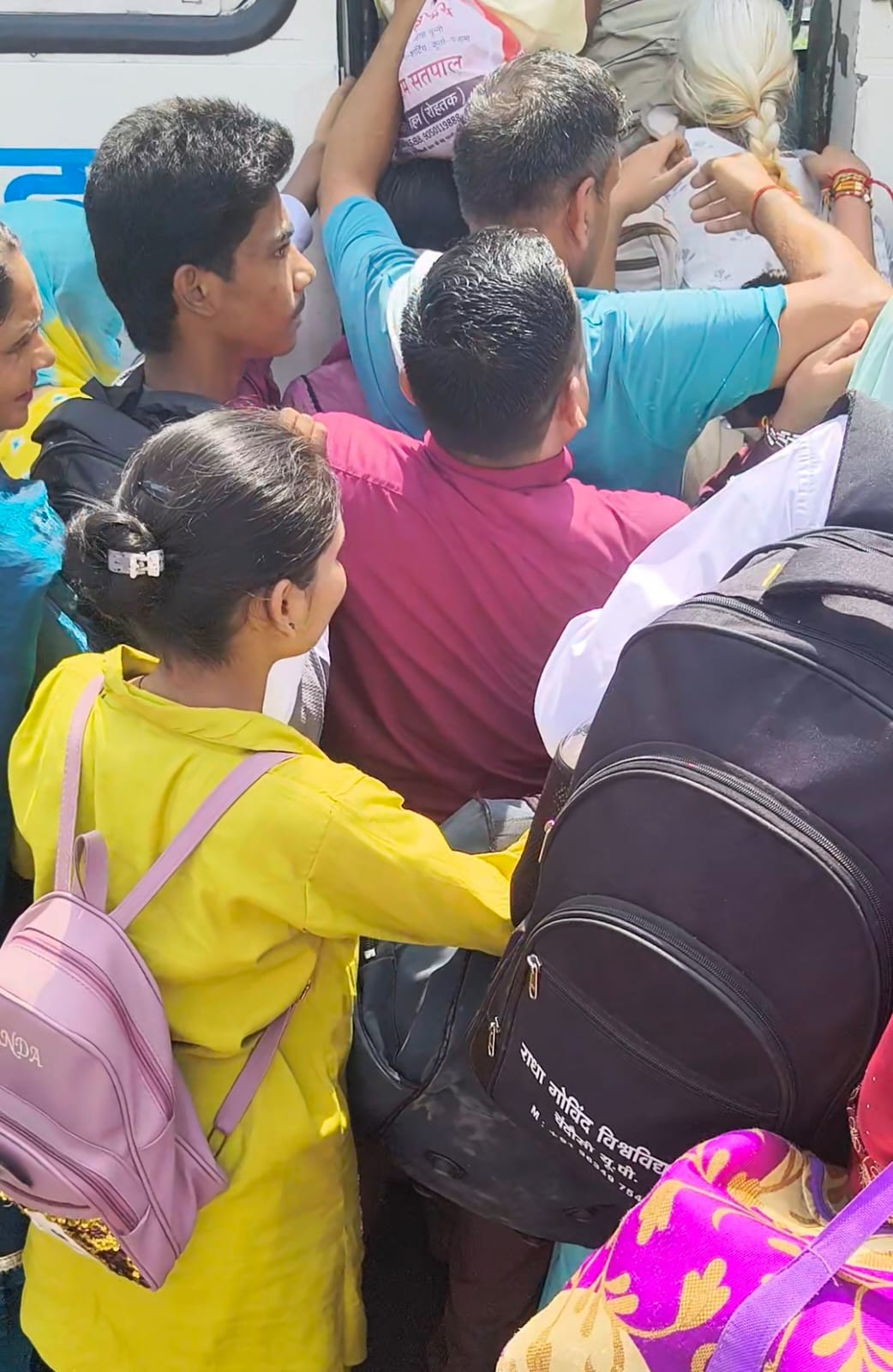 बस स्टैंड पर भीड़ के दौरान बस में चढ़ने के लिए धक्का मुक्की करते यात्री। संवाद बस स्टैंड पर भीड़ के दौरान बस में चढ़ने के लिए धक्का मुक्की करते यात्री। संवाद