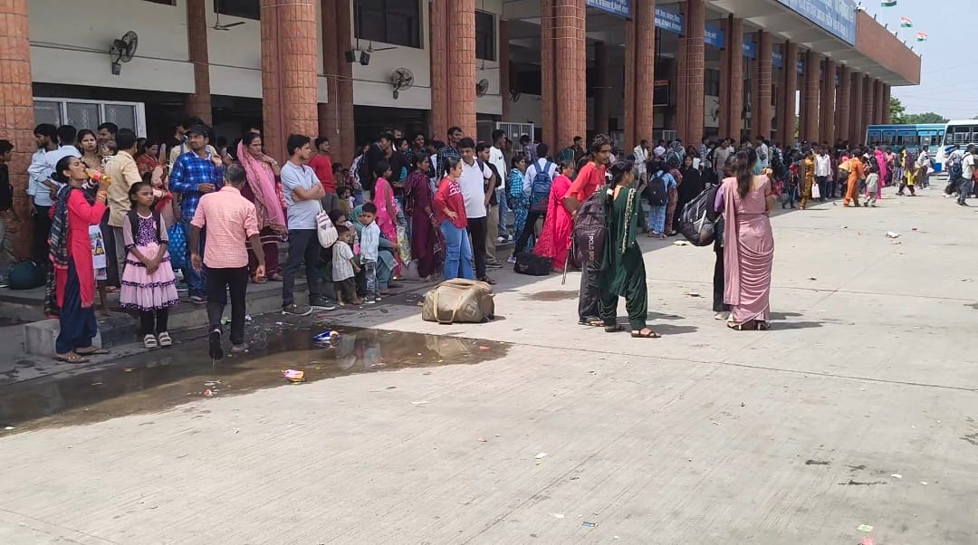 बस स्टैंड पर भीड़ के दौरान बस में चढ़ने के लिए धक्का मुक्की करते यात्री। संवाद बस स्टैंड पर भीड़ के दौरान बस में चढ़ने के लिए धक्का मुक्की करते यात्री। संवाद
