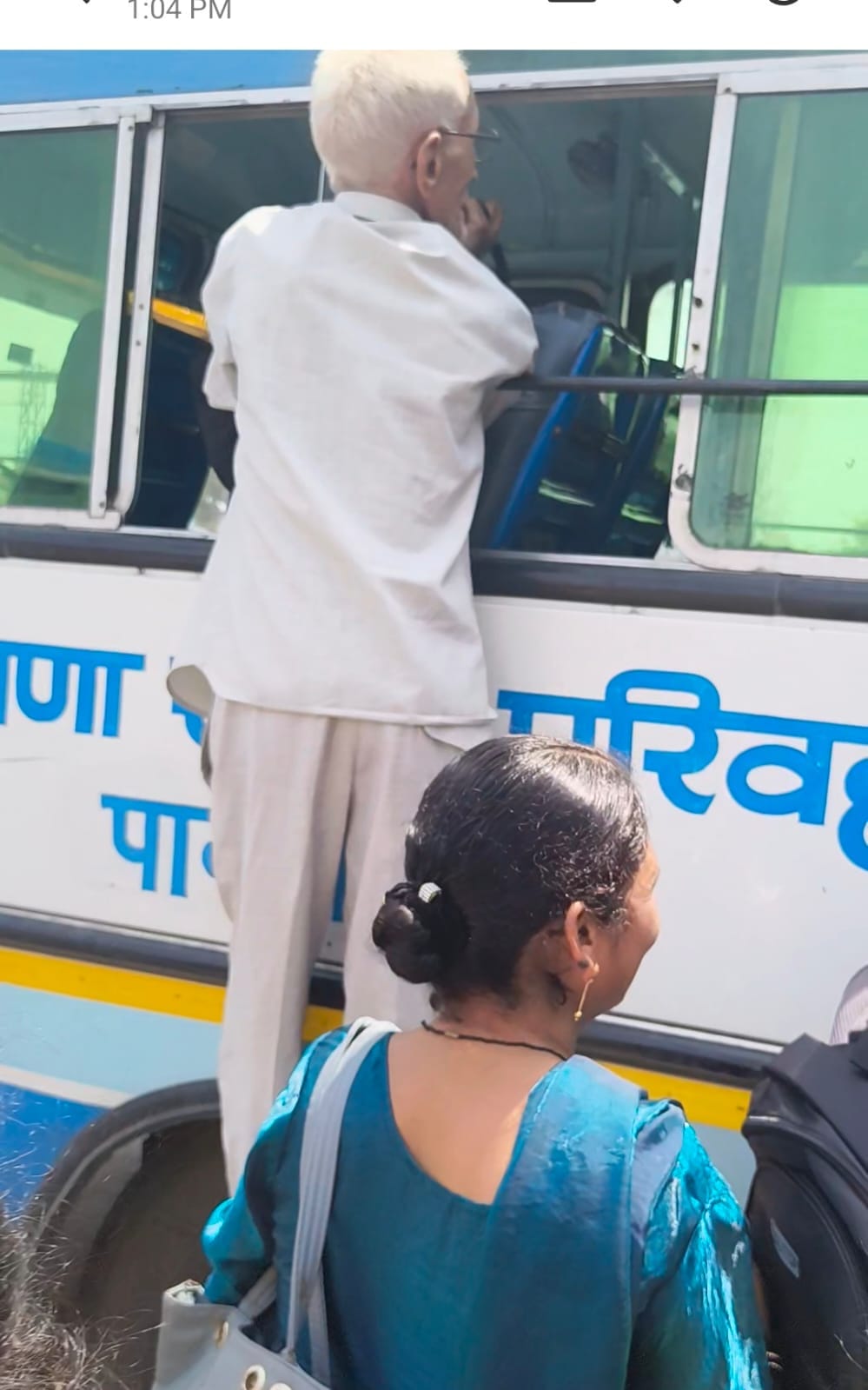 बस स्टैंड पर भीड़ के दौरान बस में चढ़ने के लिए धक्का मुक्की करते यात्री। संवाद बस स्टैंड पर भीड़ के दौरान बस में चढ़ने के लिए धक्का मुक्की करते यात्री। संवाद