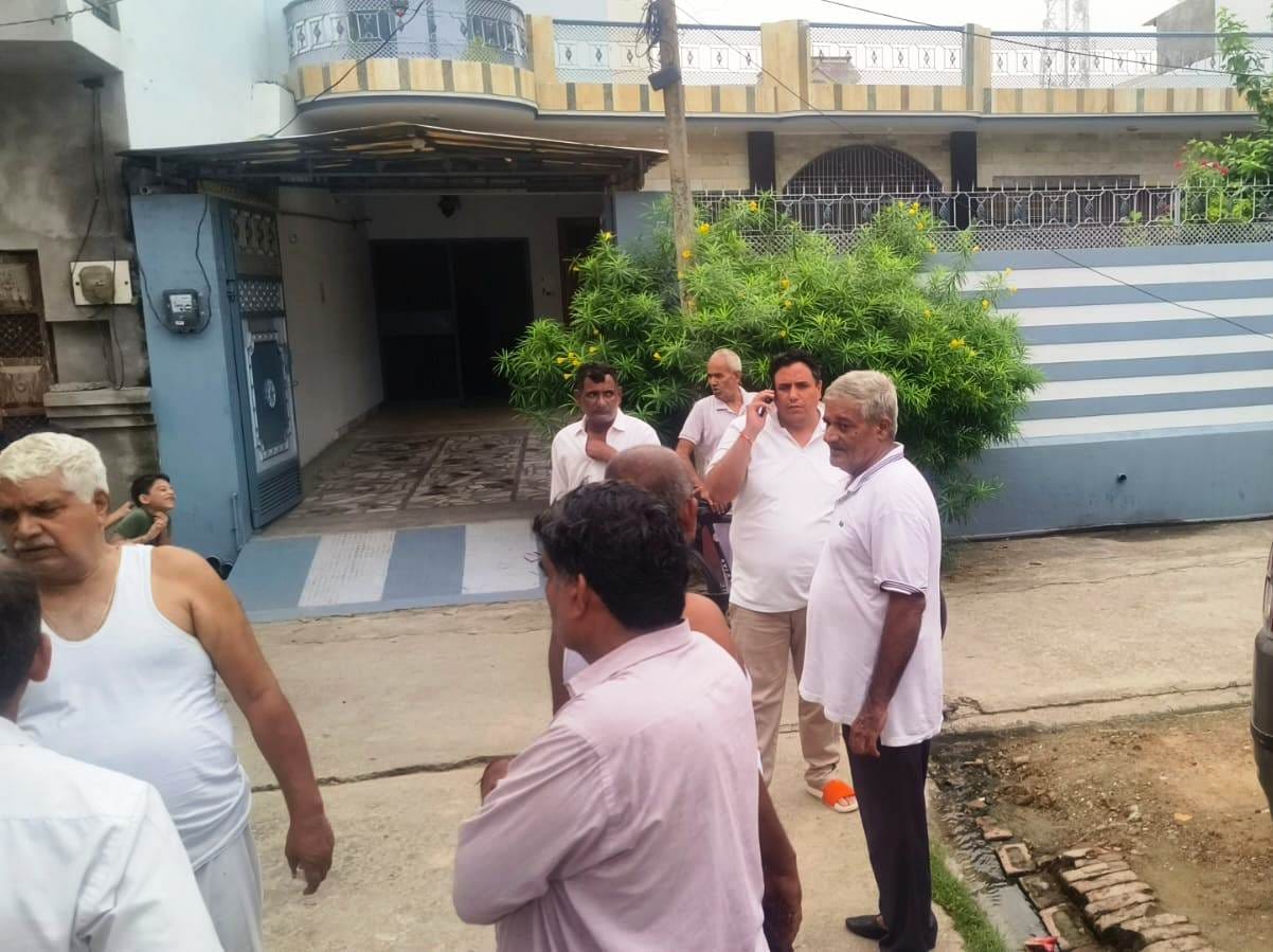 बुढ़ाना। पीड़ित से कुसुलक्षेम पूछते पड़ोसी व अन्य। संवाद बुढ़ाना। पीड़ित से कुसुलक्षेम पूछते पड़ोसी व अन्य। संवाद
