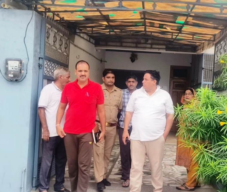 बुढ़ाना। पीड़ित से कुसुलक्षेम पूछते पड़ोसी व अन्य। संवाद बुढ़ाना। पीड़ित से कुसुलक्षेम पूछते पड़ोसी व अन्य। संवाद