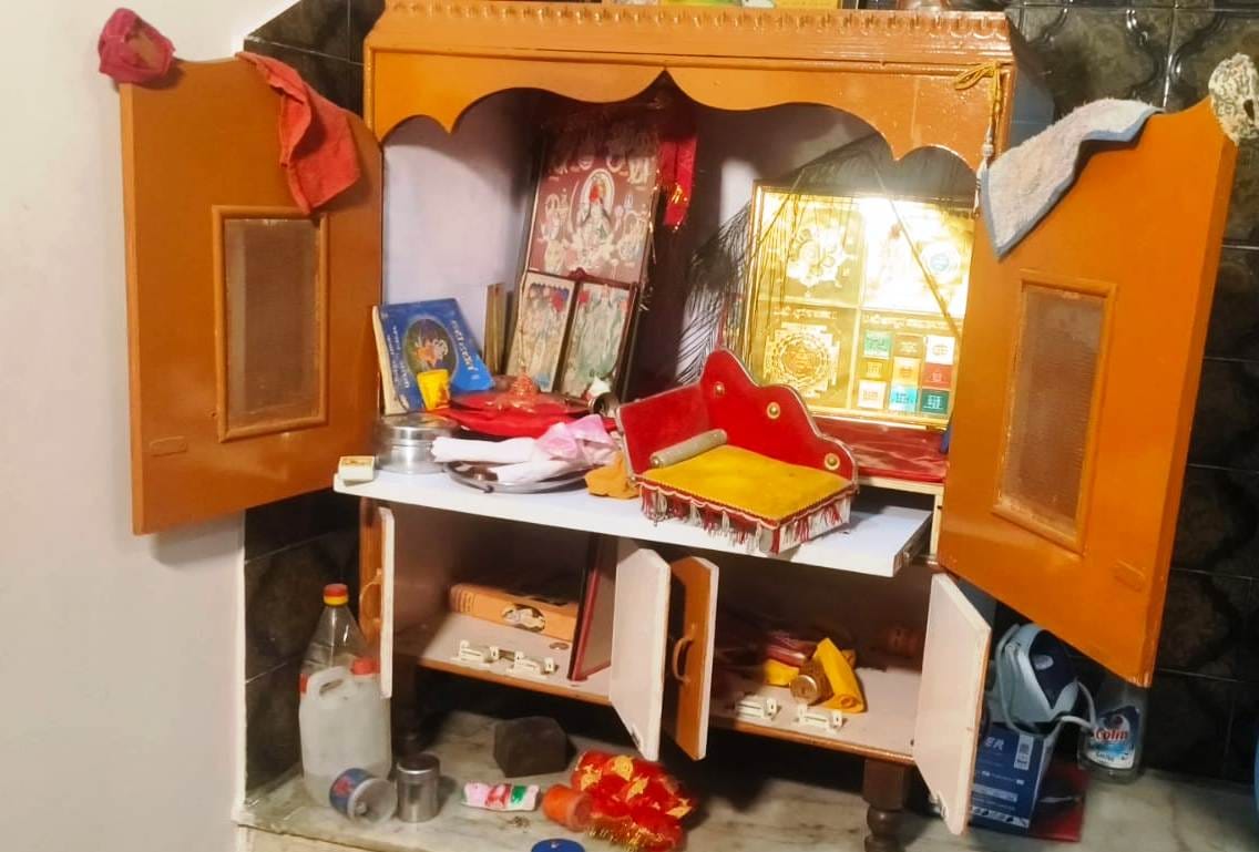 बुढ़ाना। पीड़ित से कुसुलक्षेम पूछते पड़ोसी व अन्य। संवाद बुढ़ाना। पीड़ित से कुसुलक्षेम पूछते पड़ोसी व अन्य। संवाद