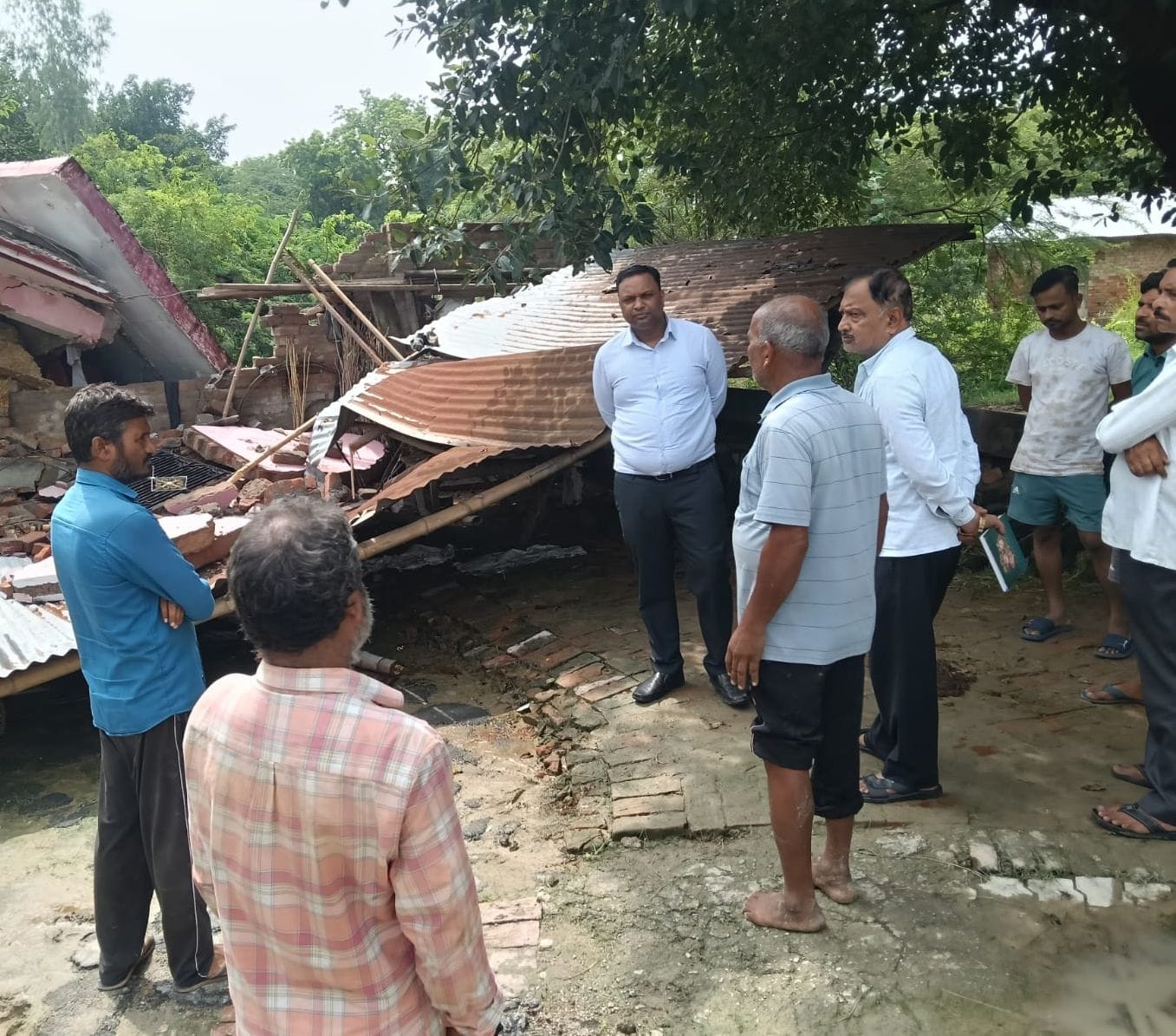 फोटो-1- पक्के घर का कुछ हिस्सा गिरने के बाद जमीन में पड़ा मलबा। संवाद फोटो-1- पक्के घर का कुछ हिस्सा गिरने के बाद जमीन में पड़ा मलबा। संवाद