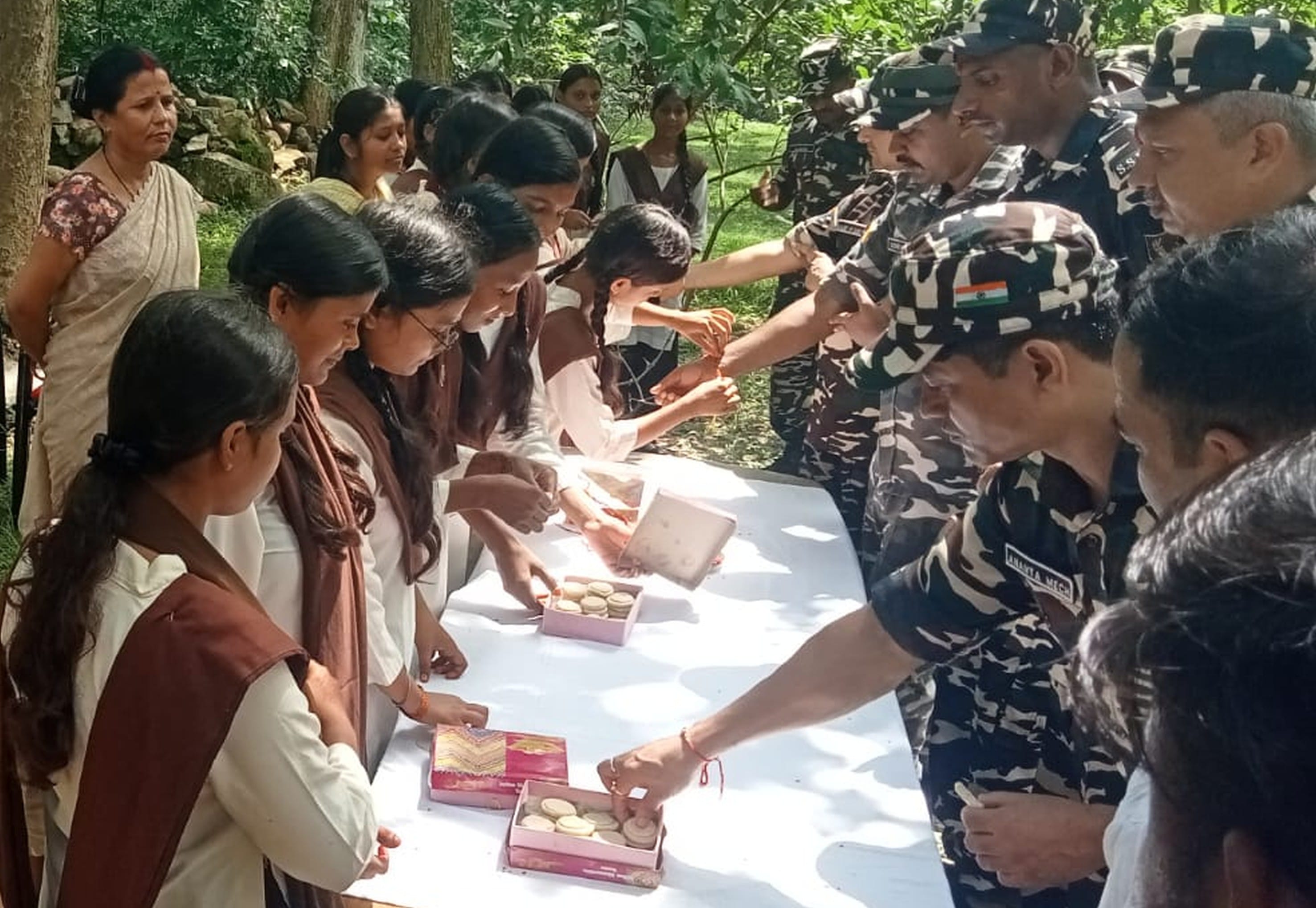 फोटो-17-दिल्ली में राष्ट्रपति से मुलाकात करती छात्राएं ।-स्रोत : स्कूल फोटो-17-दिल्ली में राष्ट्रपति से मुलाकात करती छात्राएं ।-स्रोत : स्कूल