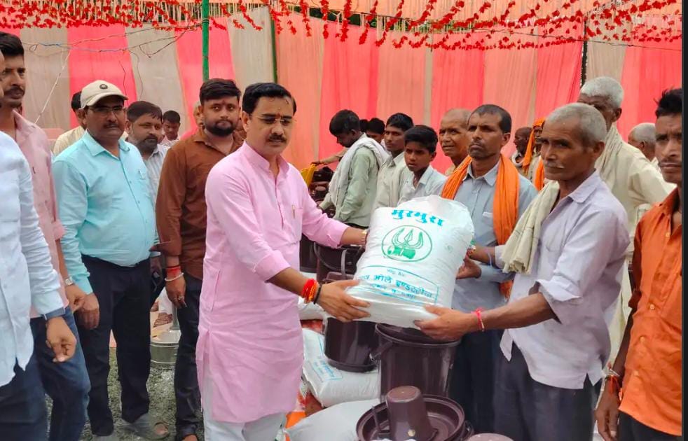 फोटो 21: चिरंजू पुरवा के निकट मक्का और अन्य फसलों में भरा बाढ़ का पानी। संवाद फोटो 21: चिरंजू पुरवा के निकट मक्का और अन्य फसलों में भरा बाढ़ का पानी। संवाद