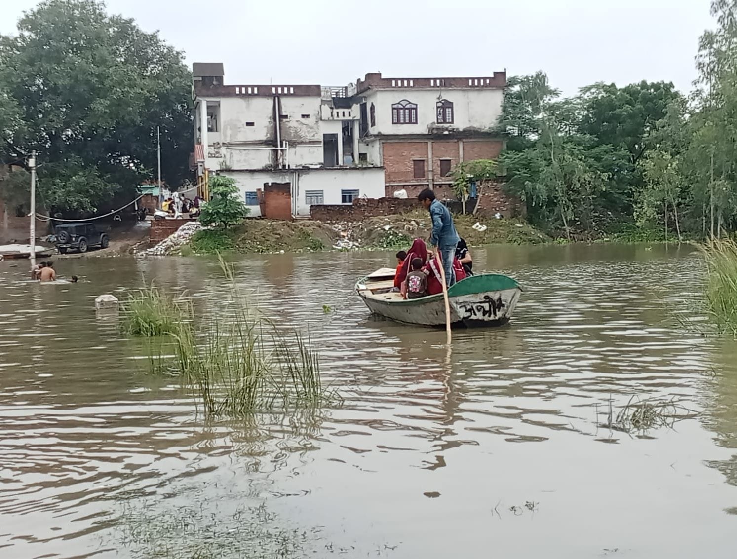 फोटो-24-फतेहपुर चौरासी में कबूलपुर मार्ग में भरे पानी से निकलतीं महिलाएं व ग्रामीण। संवाद फोटो-24-फतेहपुर चौरासी में कबूलपुर मार्ग में भरे पानी से निकलतीं महिलाएं व ग्रामीण। संवाद