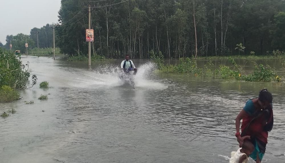 फोटो-24-फतेहपुर चौरासी में कबूलपुर मार्ग में भरे पानी से निकलतीं महिलाएं व ग्रामीण। संवाद फोटो-24-फतेहपुर चौरासी में कबूलपुर मार्ग में भरे पानी से निकलतीं महिलाएं व ग्रामीण। संवाद
